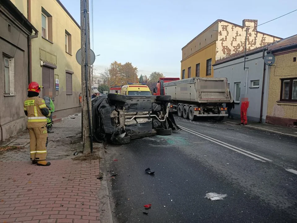 Osobówką uderzył w budynek i zderzył się z ciężarówką. Jedna osoba ranna w wypadku [FOTO] - Zdjęcie główne