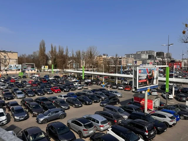 Pełne parkingi i kolejki w sklepach. Co przyciągnęło Łodzian do Manufaktury?