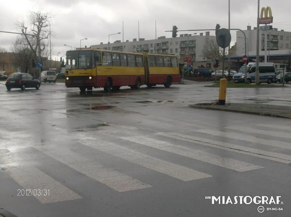 Czwartek z historią. Komunikacja miejska na archiwalnych zdjęciach. Takie autobusy i tramwaje woziły łodzian - Zdjęcie główne