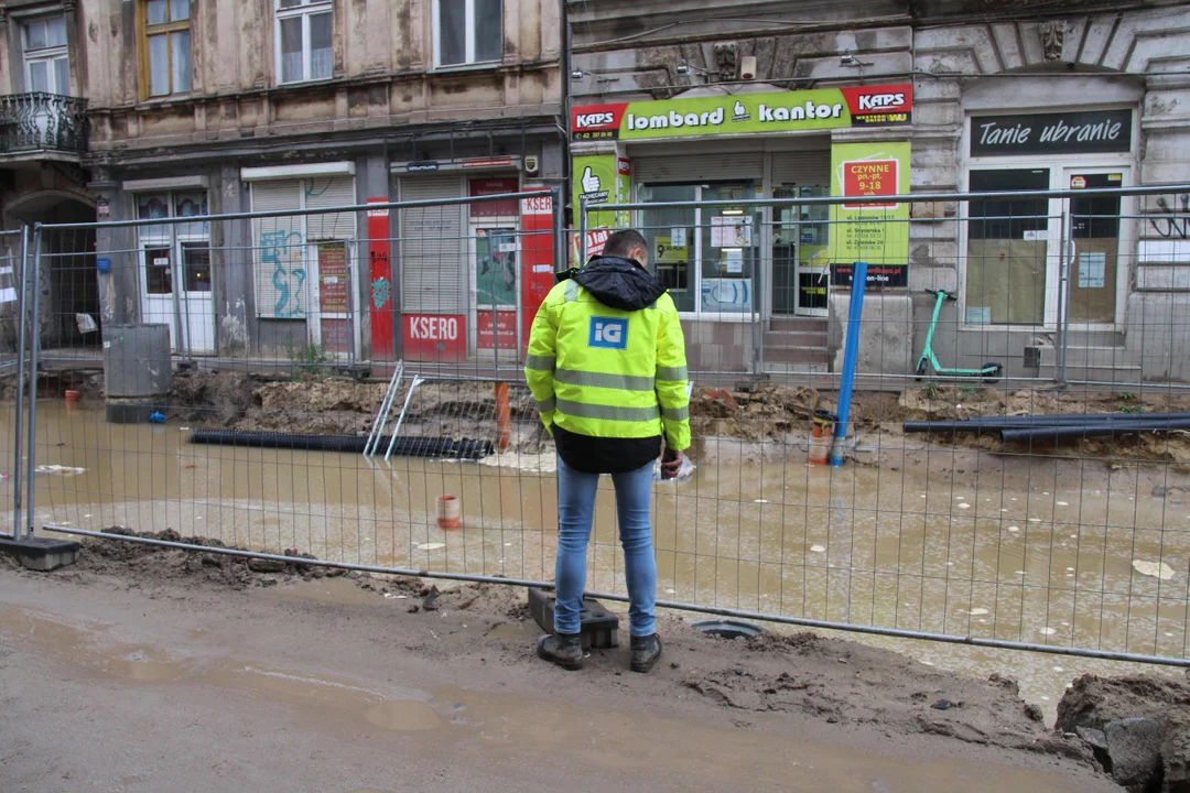 Uszkodzona rura na ul. Legionów w Łodzi