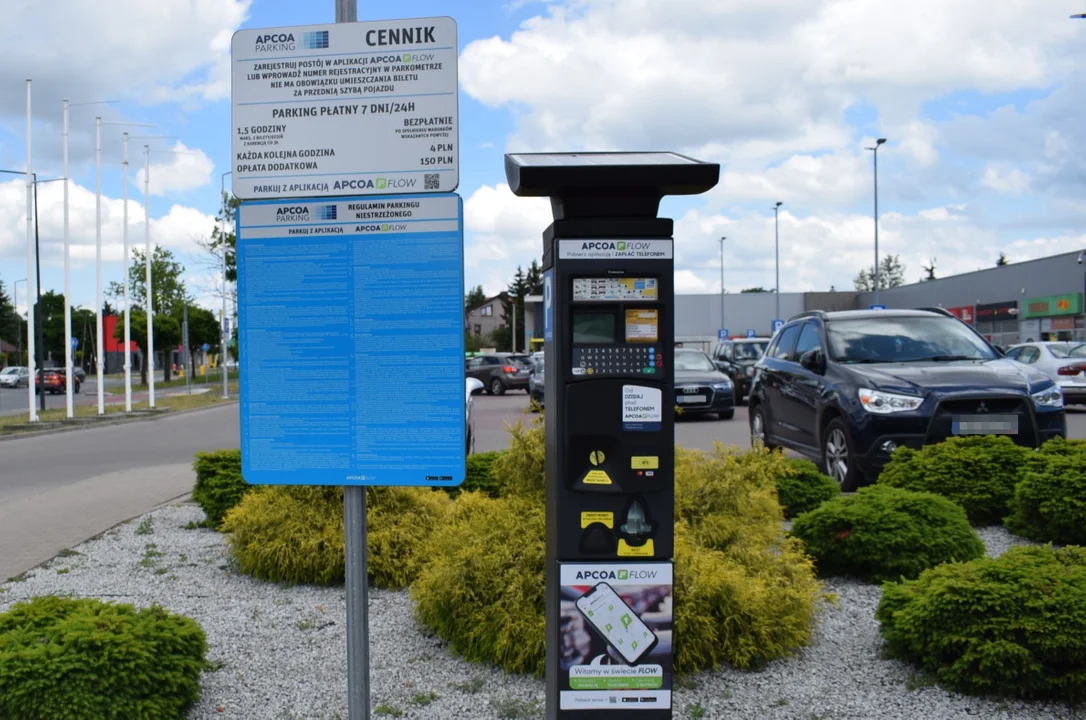 Płatny parking przy centrum handlowo-usługowym w Zgierzu