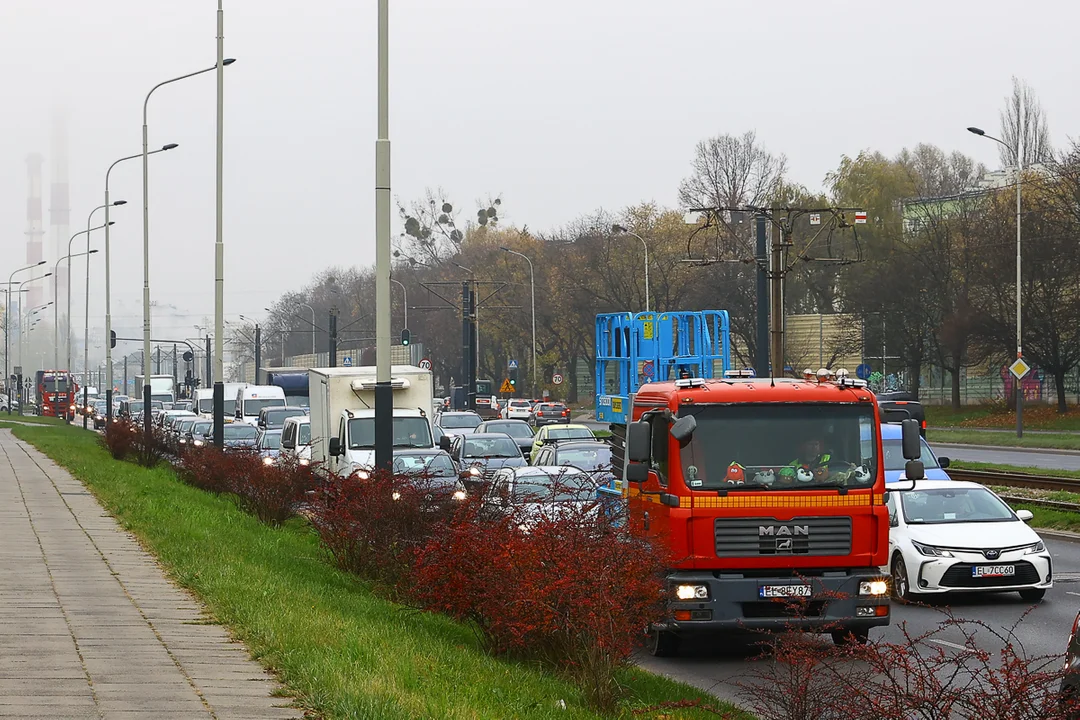 Kierowców zalewa krew, a urzędnicy szukają winnych armagedonu drogowego na al. Włókniarzy [zdjęcia] - Zdjęcie główne