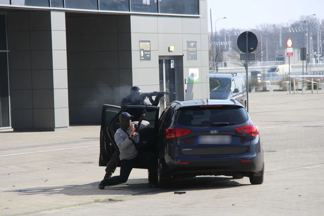 Ćwiczenia służb specjalnych na stadionie ŁKS-u