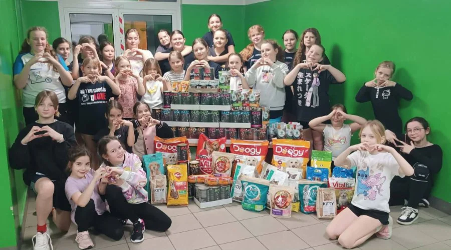 Młode zawodniczki wzorem do naśladowania. Imponująca ilość karmy trafi do bezpańskich zwierząt - Zdjęcie główne