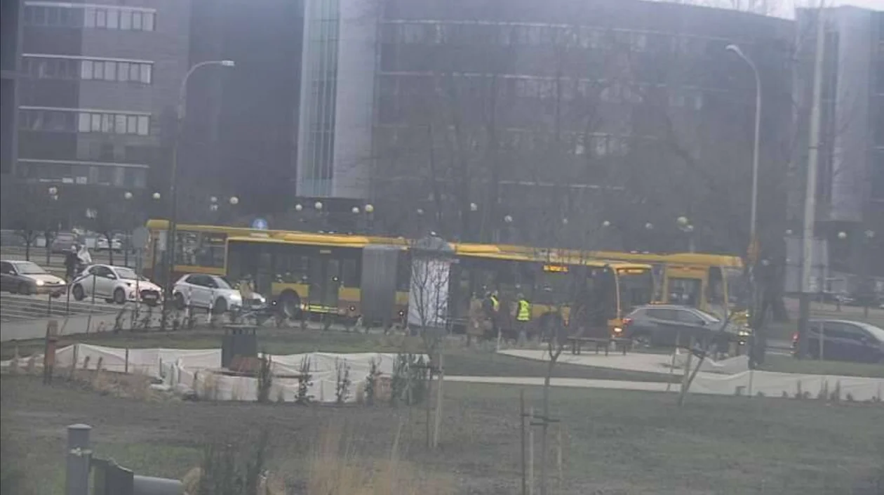 Kolizja autobusu MPK Łódź z tramwajem przed rondem Solidarności