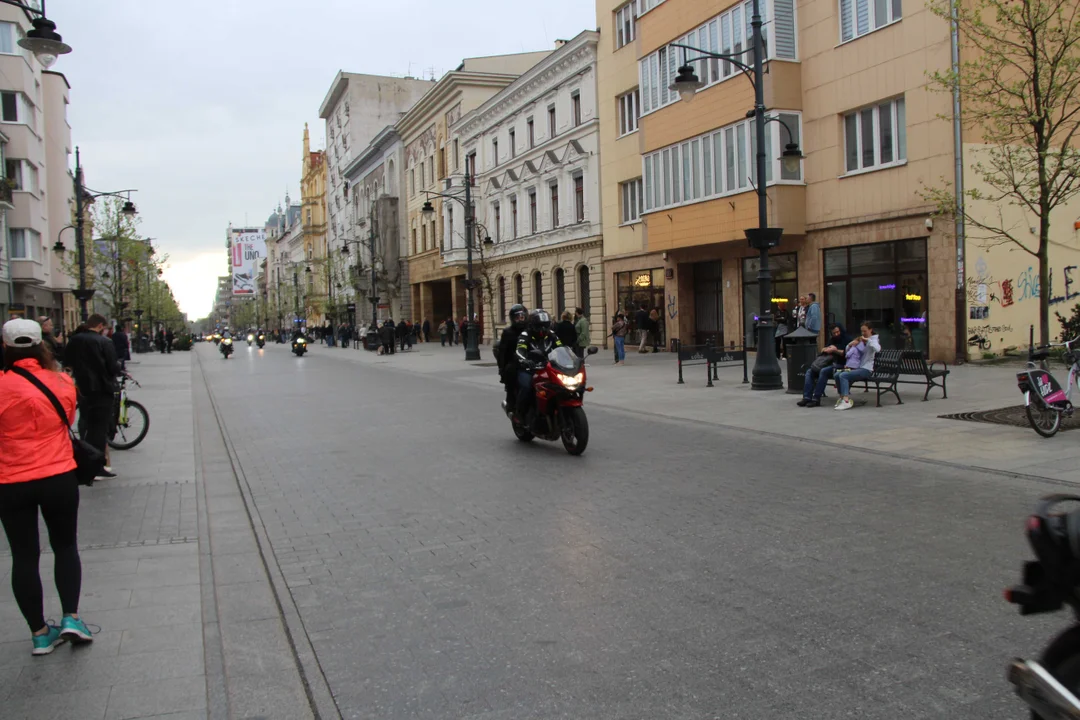 Wielka parada motocyklowa na ulicy Piotrkowskiej w Łodzi