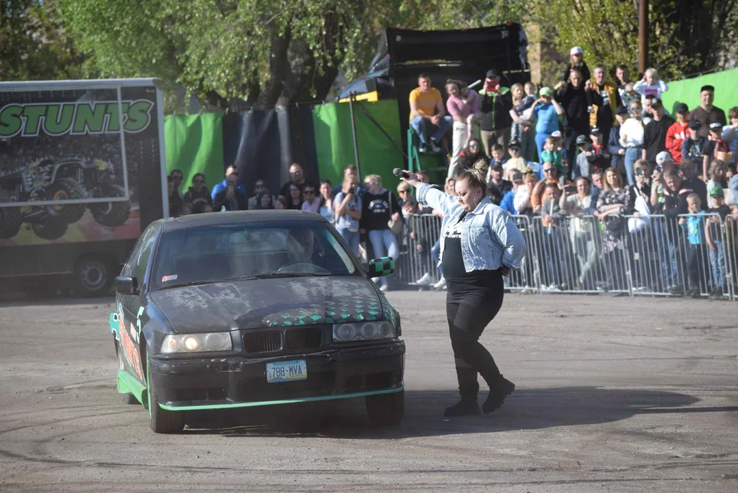 Giganty na czterech kołach zrobiły duże show! Widowiskowy pokaz monster trucków