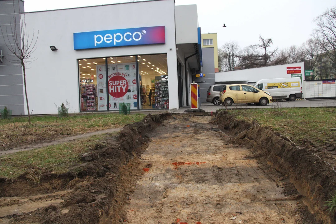 Utrudnienia dla pieszych i podróżnych MPK Łódź na Lutomierskiej