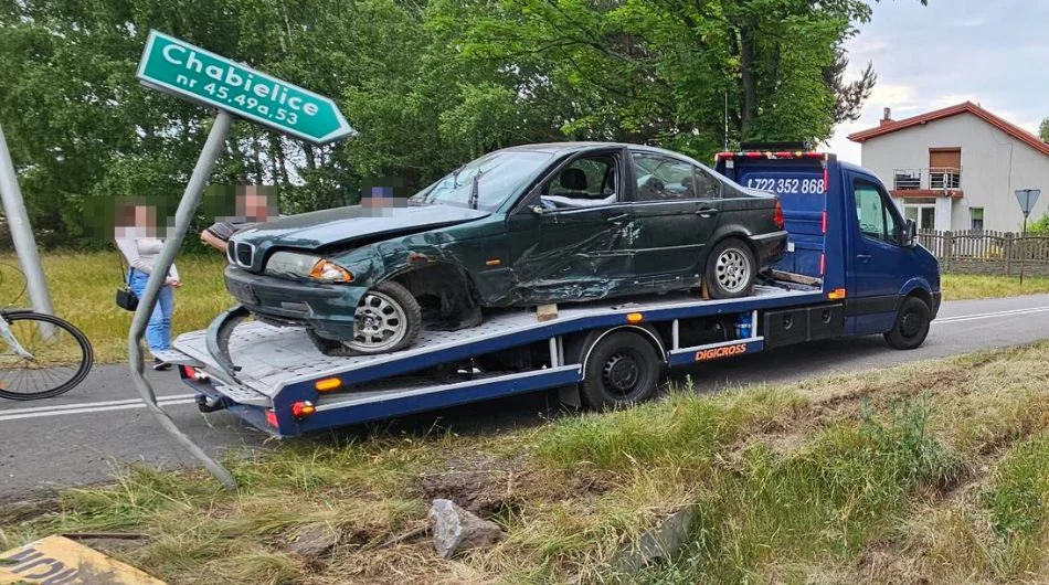 Pijany kierowca stracił panowanie nad BMW. Rozbite auto wylądowało w rowie - Zdjęcie główne