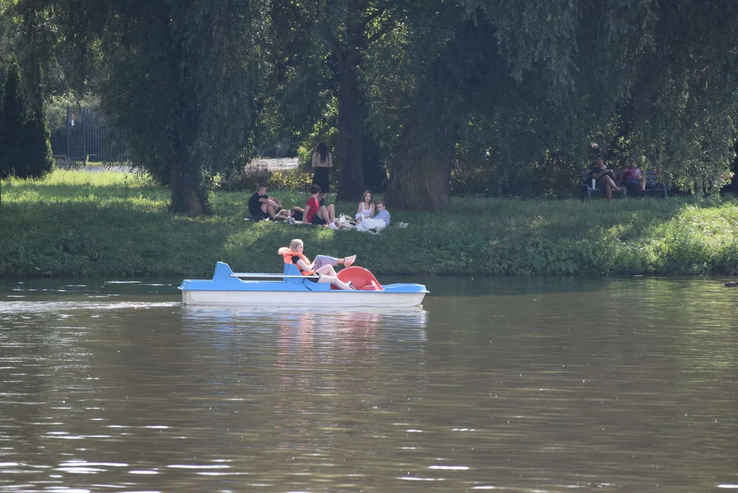 Łodzianie wypoczywają na Stawach Jana