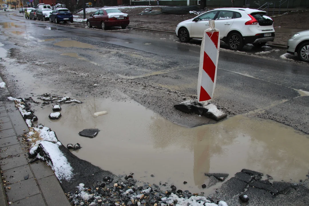 Dziury w drogach na Bałutach