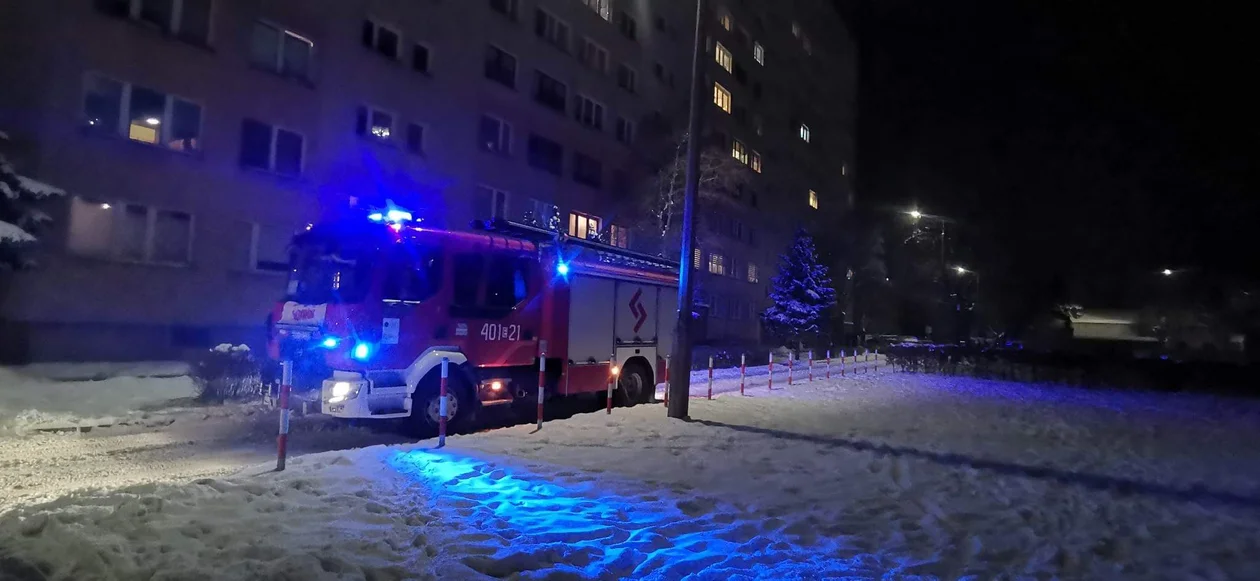 Służby na bełchatowskim osiedlu. W bloku roznosił się smród [FOTO] - Zdjęcie główne