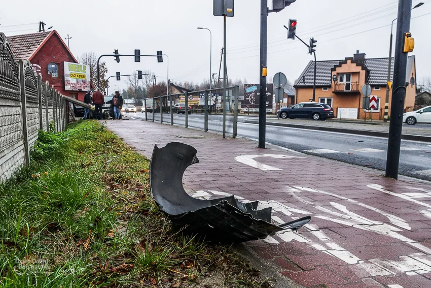 Wypadek w Grocholicach. Ciężarówka zderzyła się z BMW