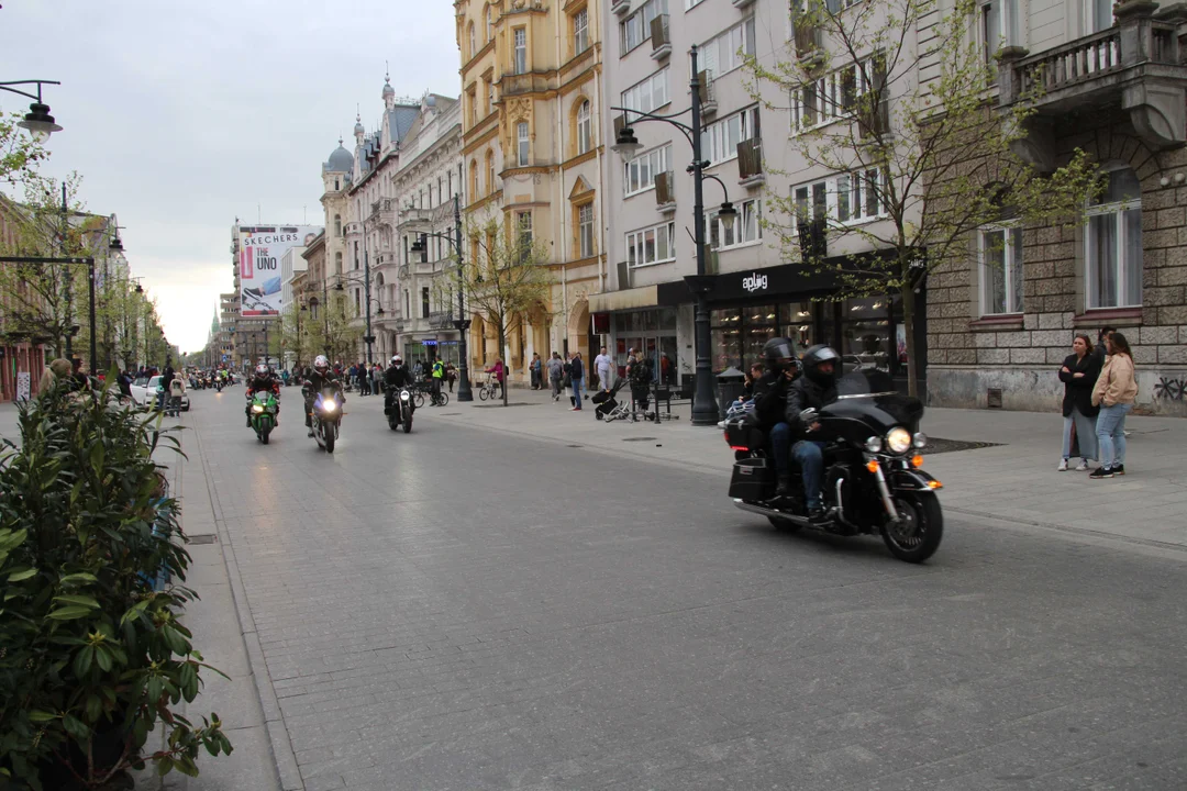 Wielka parada motocyklowa na ulicy Piotrkowskiej w Łodzi