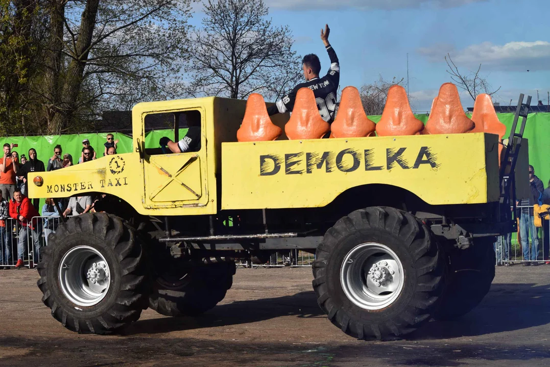 Giganty na czterech kołach zrobiły duże show! Widowiskowy pokaz monster trucków