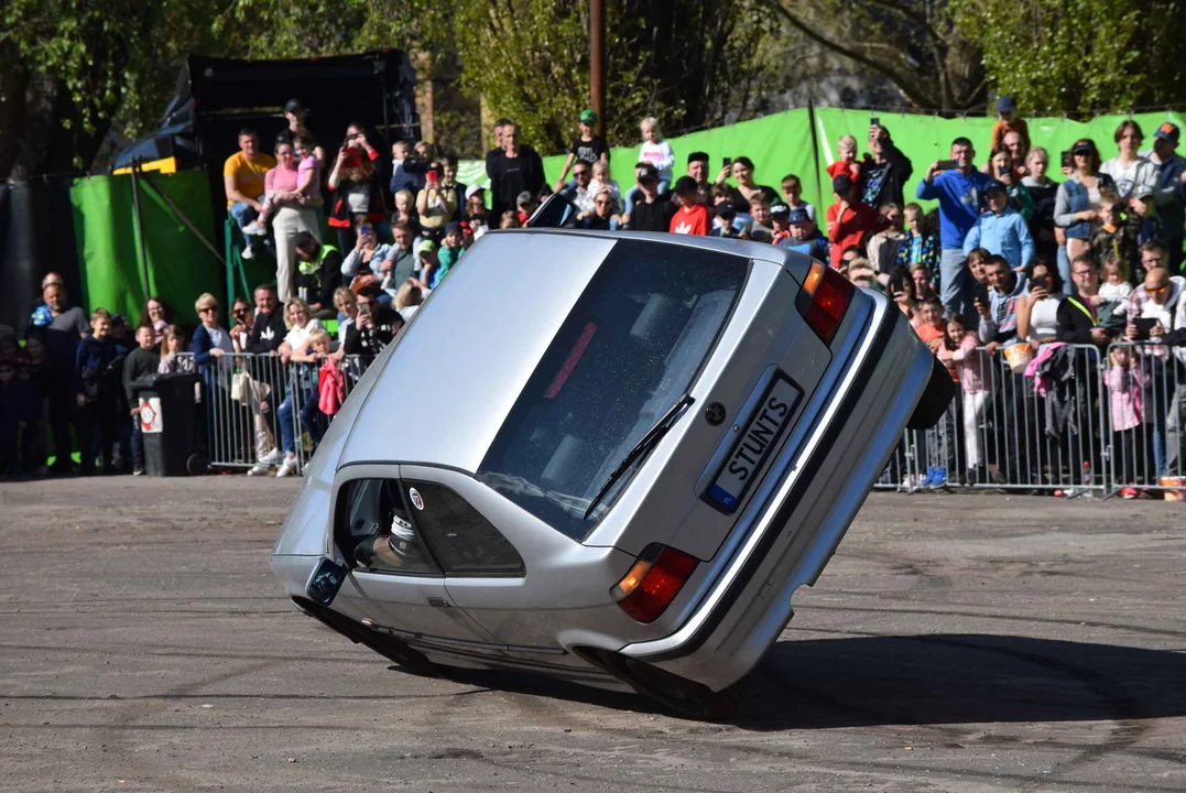 Giganty na czterech kołach zrobiły duże show! Widowiskowy pokaz monster trucków