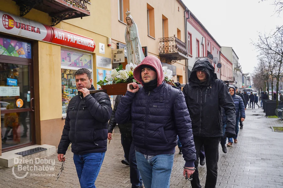 Mężczyźni modlili się w strugach deszczu. Wojownicy Maryi przeszli ulicami Bełchatowa [FOTO] - Zdjęcie główne