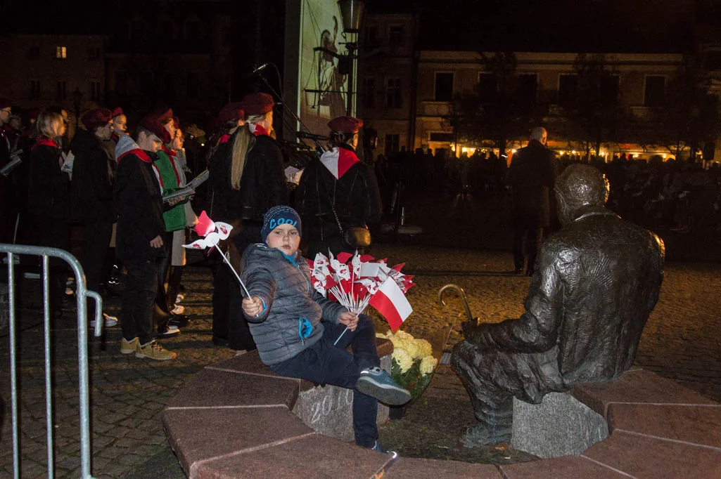 Biało-czerwone śpiewanie na Starym Rynku w Płocku [ZDJĘCIA] - Zdjęcie główne