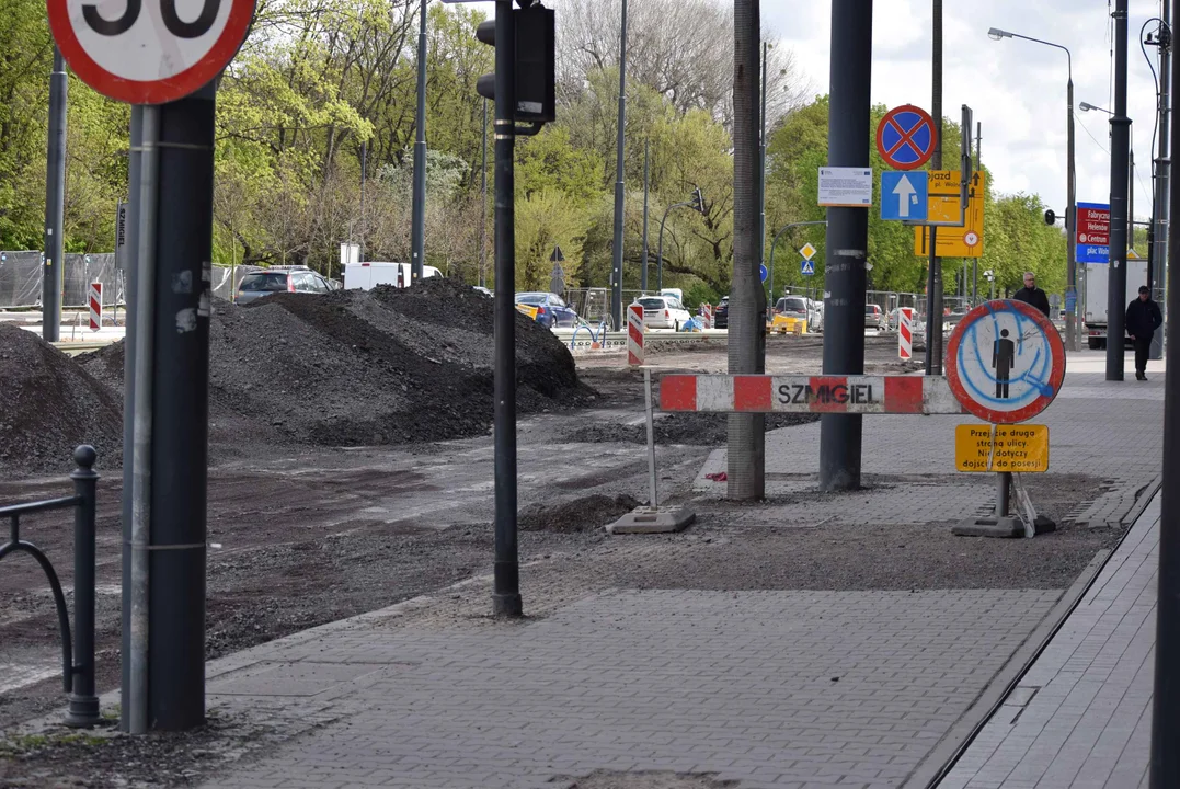 Utrudnienia dla kierowców i pieszych na skrzyżowaniu ul. Ogrodowej i ul. Zachodniej. Obok trwa budowa "Bulwarów Północnych" oraz modernizacja parku Staromiejskiego.