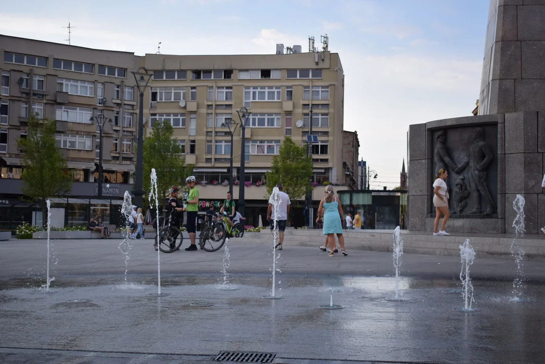 Łodzianie wypoczywają na placu Wolności