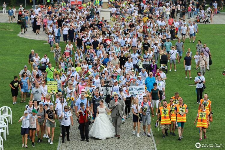 Bełchatowska pielgrzymka w Częstochowie. Wraz z nimi na Jasną Górę weszła... para młoda! [FOTO] - Zdjęcie główne