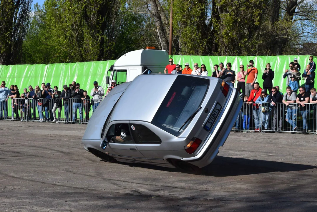 Giganty na czterech kołach zrobiły duże show! Widowiskowy pokaz monster trucków