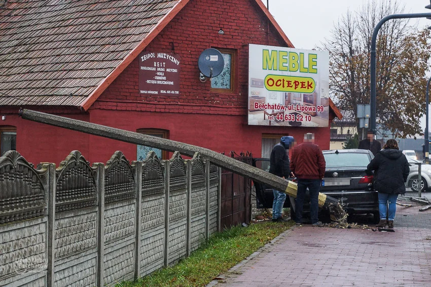 Wypadek w Grocholicach. Ciężarówka zderzyła się z BMW