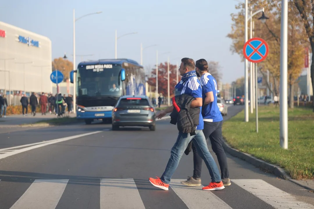 Orlen Stadion przeżywa oblężenie. Tłumy kibiców w drodze na mecz z Krakowem [ZDJĘCIA] - Zdjęcie główne