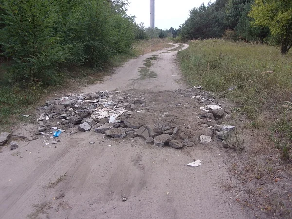 Wyrzucił gruz do lasu. Jak tłumaczył... chciał utwardzić drogę - Zdjęcie główne