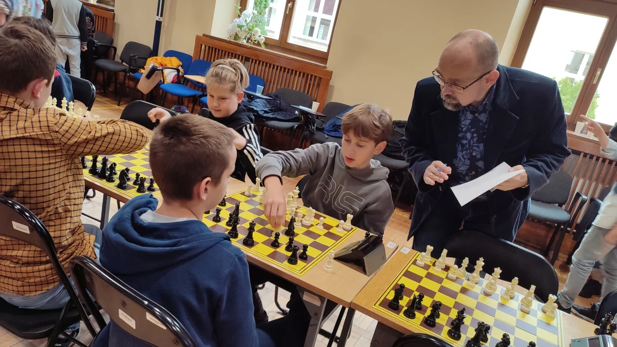 Szachowe powitanie jesieni w Zgierzu. Uczeń kutnowskiej "Szóstki" na podium! - Zdjęcie główne