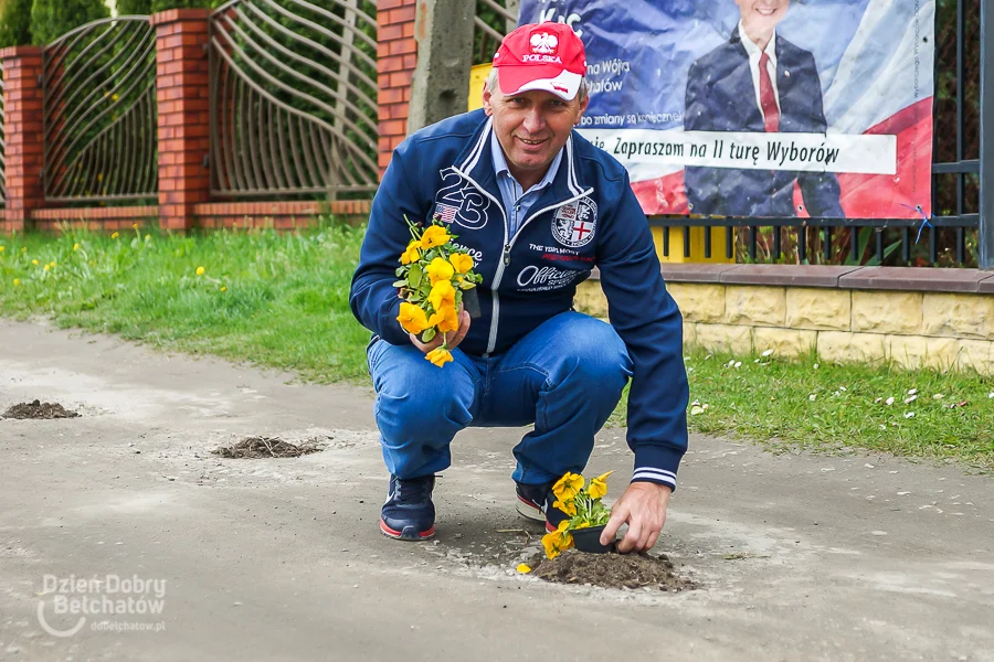 Załatali dziurawą drogę bratkami