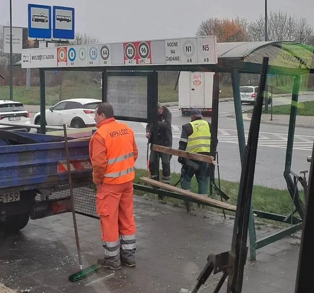 Groźna kolizja na Widzewie. Kierowca wjechał w wiatę przystankową - Zdjęcie główne