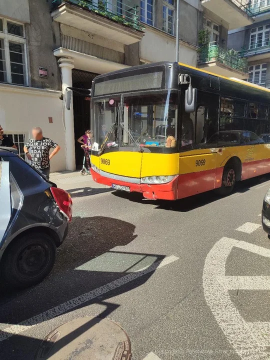 Zderzenie trzech aut z miejskim autobusem w centrum Łodzi