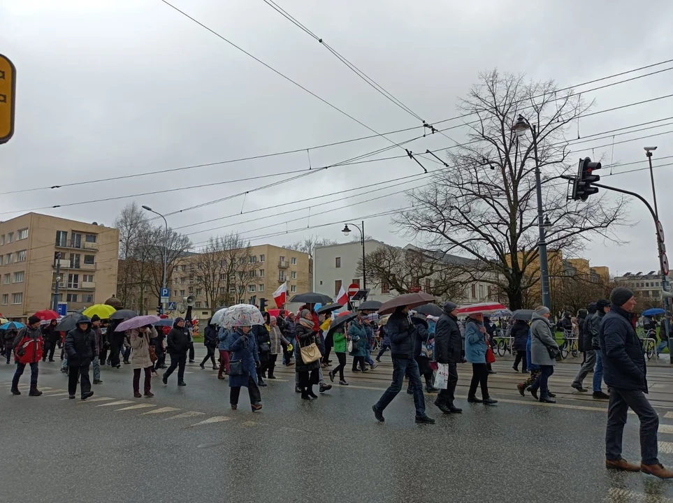 Marsz papieski w Łodzi. Setki łodzian ruszyło ulicami miasta [zdjęcia]