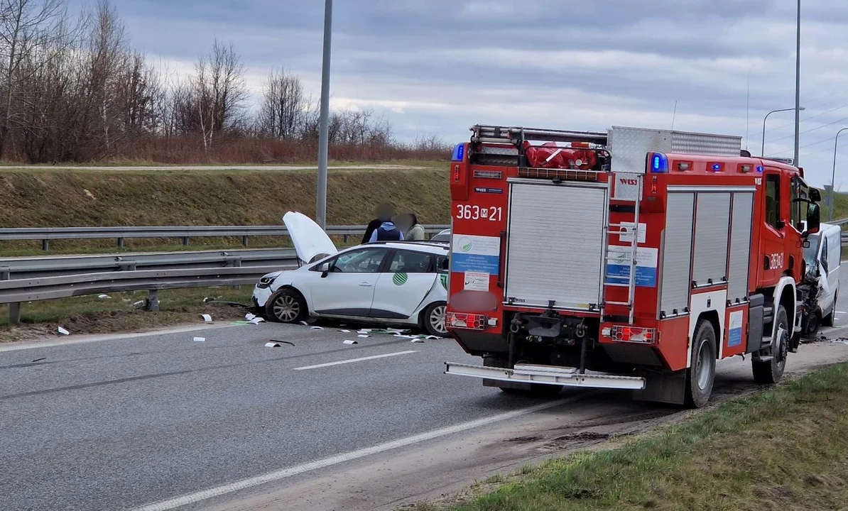 Wypadek z udziałem czterech pojazdów. Są ranni - Zdjęcie główne