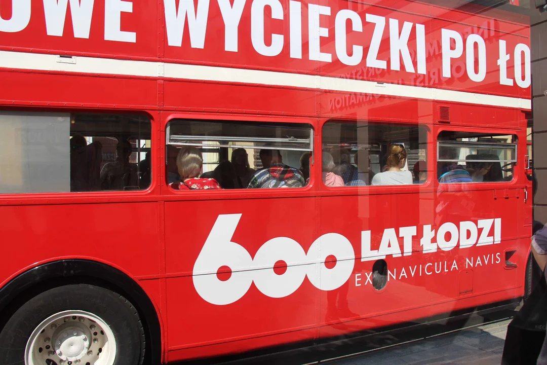 Piętrowy autobus turystyczny przemierza szlakiem łódzkich zabytków