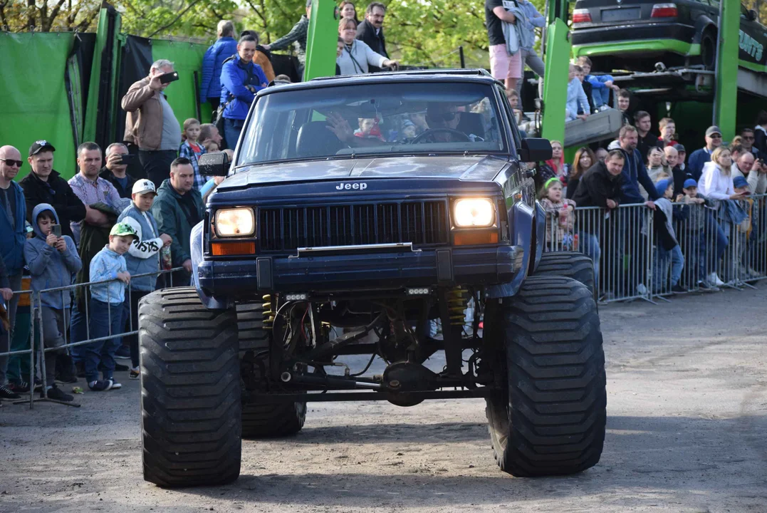 Giganty na czterech kołach zrobiły duże show! Widowiskowy pokaz monster trucków