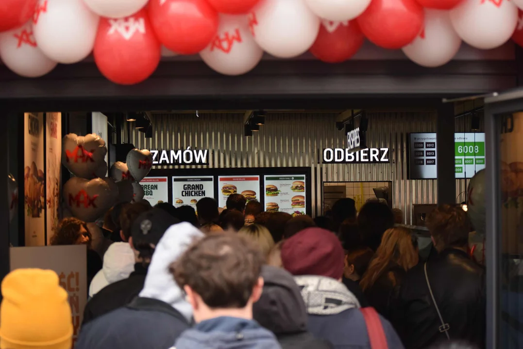 Tłumy łodzian na otwarciu restauracji MAX Premium Burgers. Tego jeszcze w Łodzi nie było [ZOBACZ ZDJĘCIA]