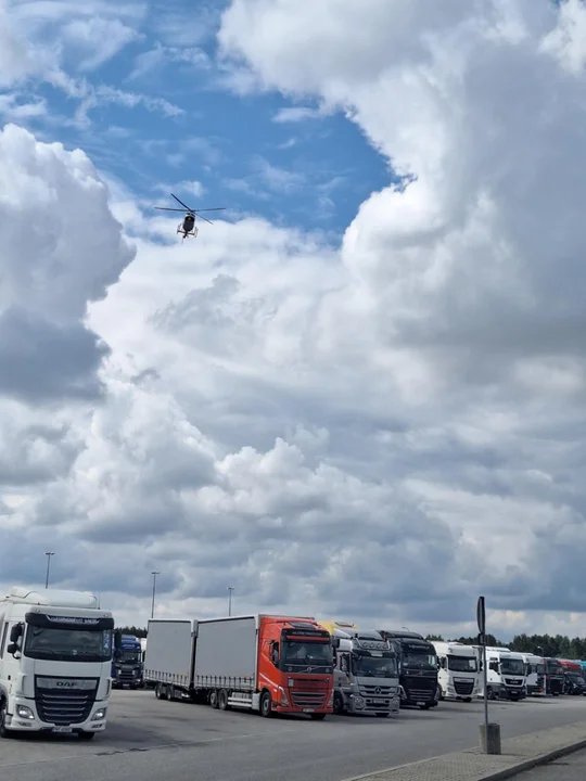Nowy policyjny śmigłowiec nad autostradą A2 w Łódzkiem