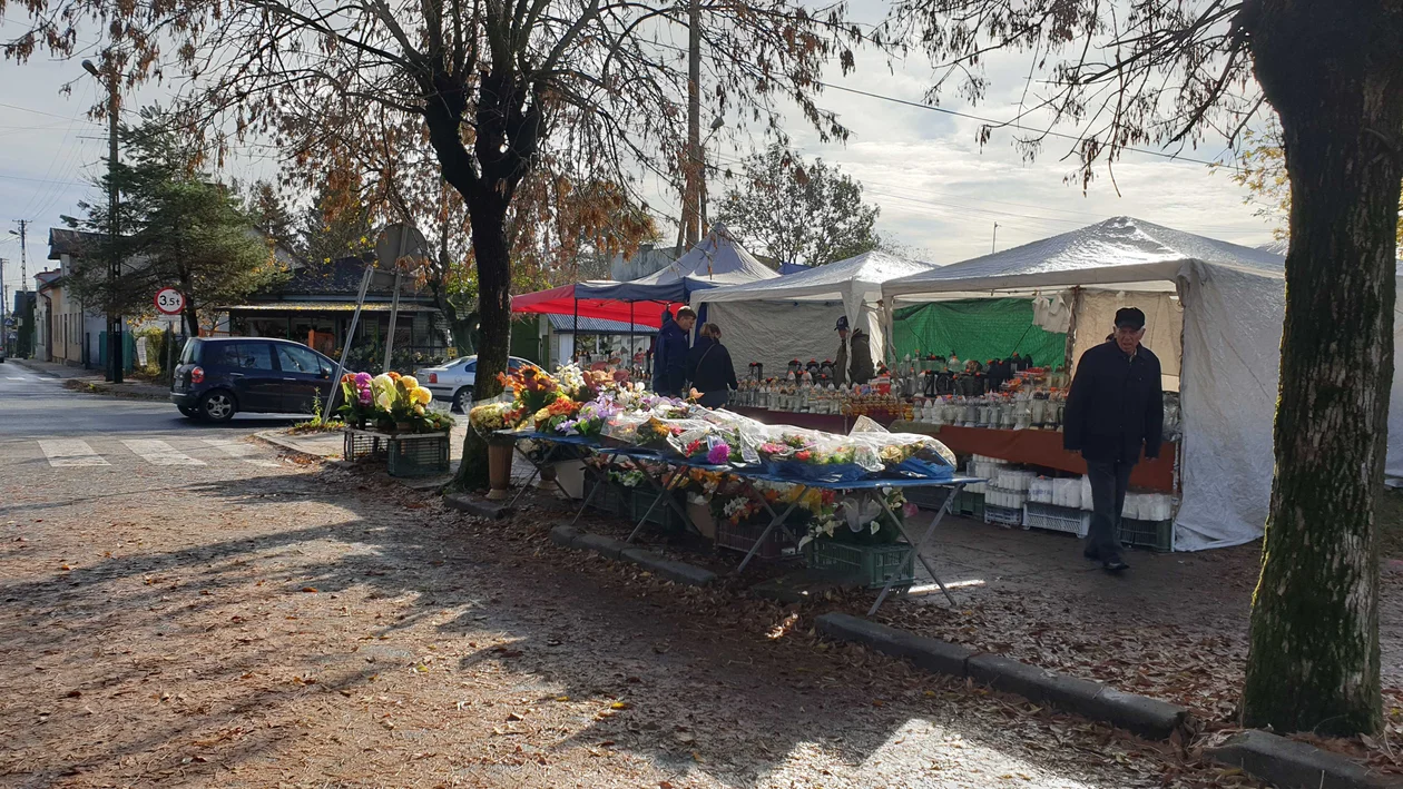 Mieszkańcy przygotowują się do dnia Wszytskich Świętych