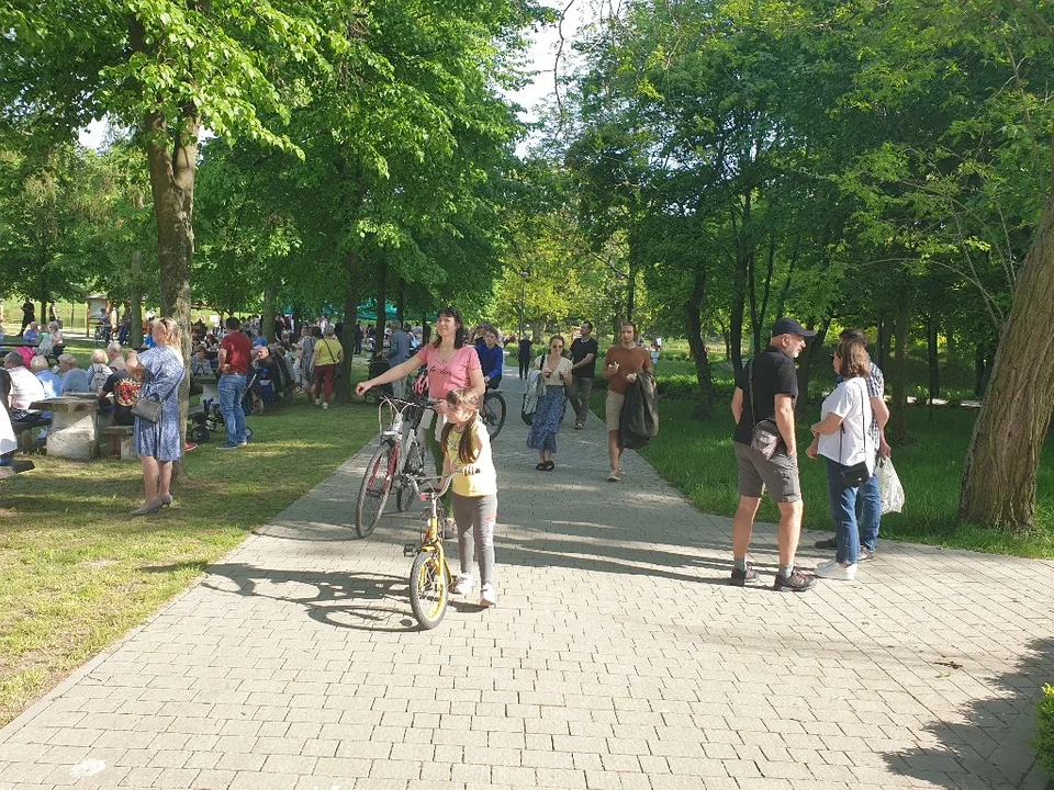 Piknik Strażacki w Dzierżąznej pod Zgierzem. Piękna pogoda i mnóstwo atrakcji, muzyki i dobrego jedzenia [zdjęcia]