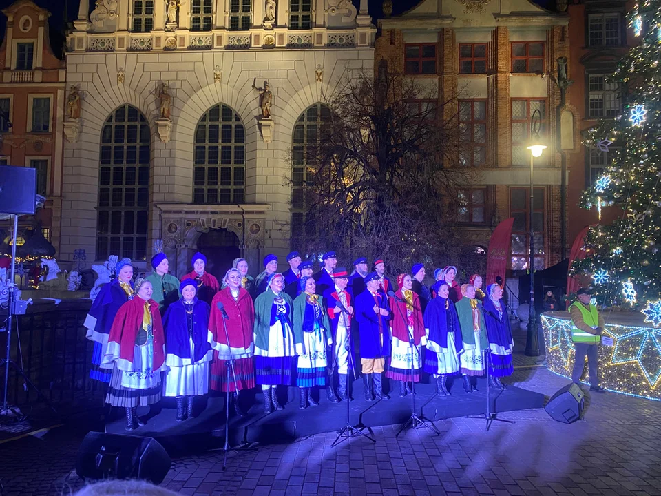 Gdańska Wigilia 2025. Mieszkańcy spotkali się przy wigilijnym stole na Długim Targu