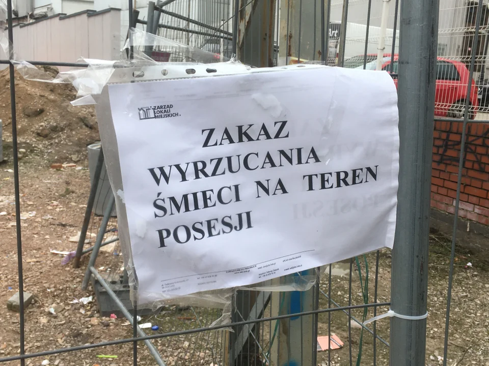 Śmierdzący problem na ulicy Mielczarskiego. Ulica tonie w śmieciach.