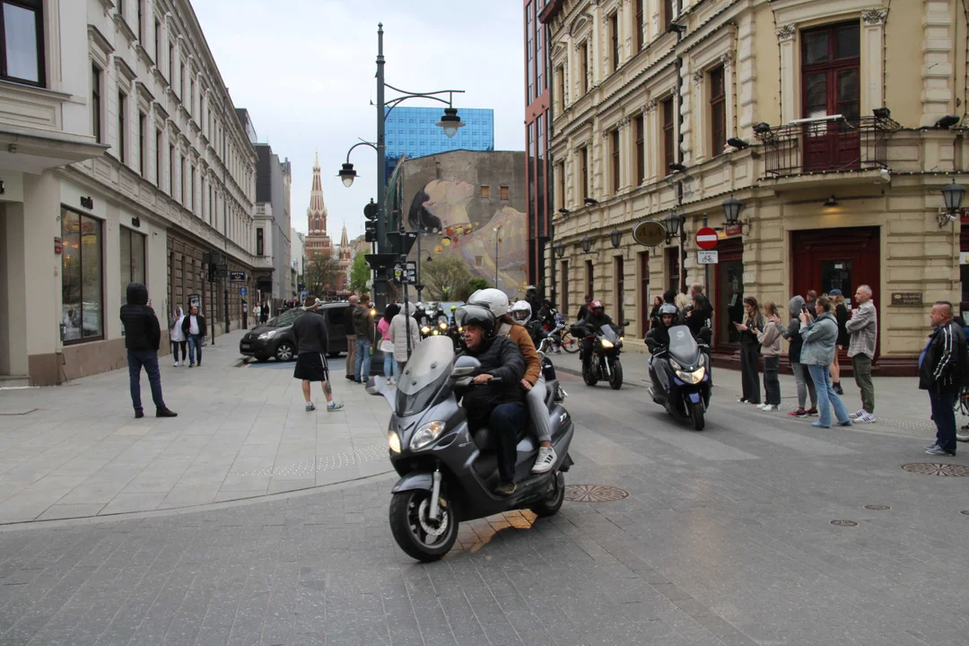 Wielka parada motocyklowa na ulicy Piotrkowskiej w Łodzi