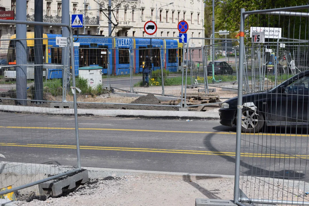 Utrudnienia dla kierowców i pieszych na skrzyżowaniu ul. Ogrodowej i ul. Zachodniej. Obok trwa budowa "Bulwarów Północnych" oraz modernizacja parku Staromiejskiego.