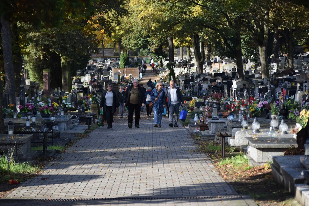 Mieszkańcy przygotowują się do dnia Wszytskich Świętych