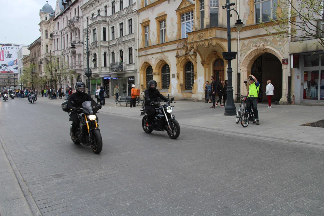 Wielka parada motocyklowa na ulicy Piotrkowskiej w Łodzi