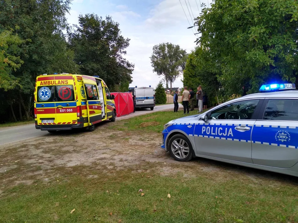 Poważny wypadek w Kutnie. Zderzenie motocykla z osobówką, jedna osoba ciężko ranna