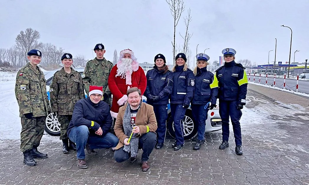 Policja, starosta i... Święty Mikołaj na kutnowskich ulicach. Mieszkańcy mile zaskoczeni  [ZDJĘCIA] - Zdjęcie główne