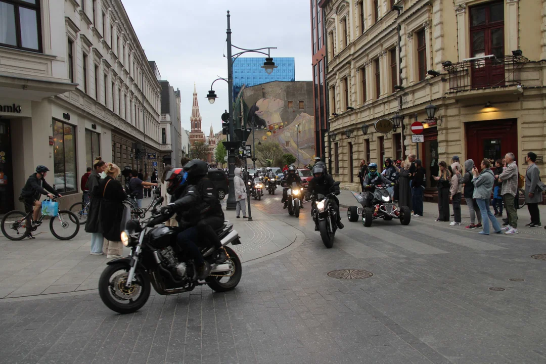 Wielka parada motocyklowa na ulicy Piotrkowskiej w Łodzi